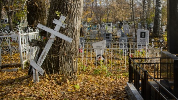 Смерть на кладбище: в Шахтах парень убирал могилы и скончался
