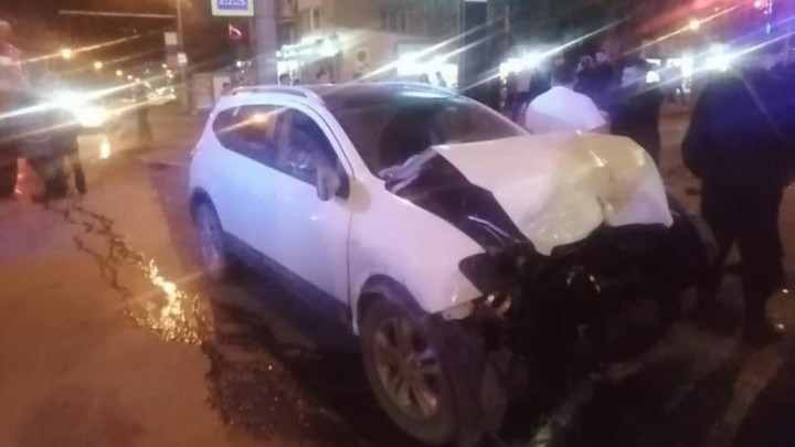 На трассе М-4 Дон водителя-дальнобоя зажало в кабине после аварии
