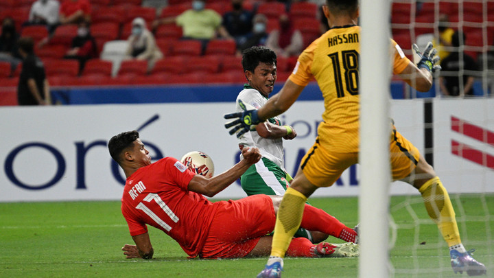 В Индонезии из-за недовольства фанатов после футбольного матча погибли до 174 человек