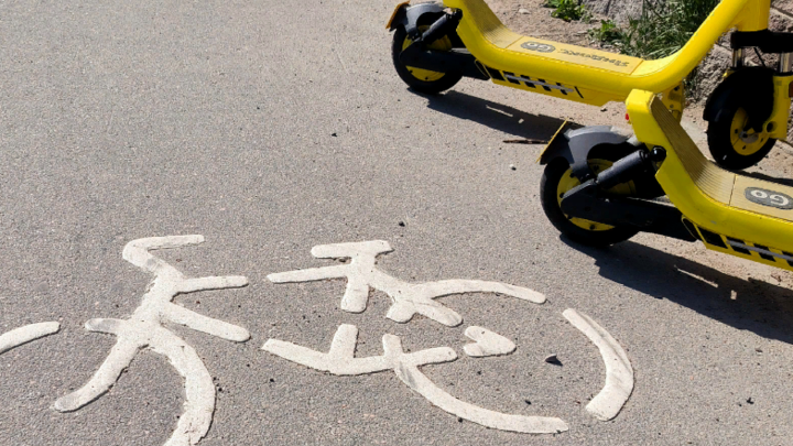 От царапин до переломов: На актрису Ленкома Митрошину наехал электросамокат