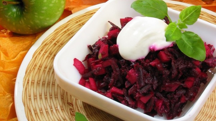 Студентов техникума в Екатеринбурге возмутил салат из свеклы, которую повар собрал с пола