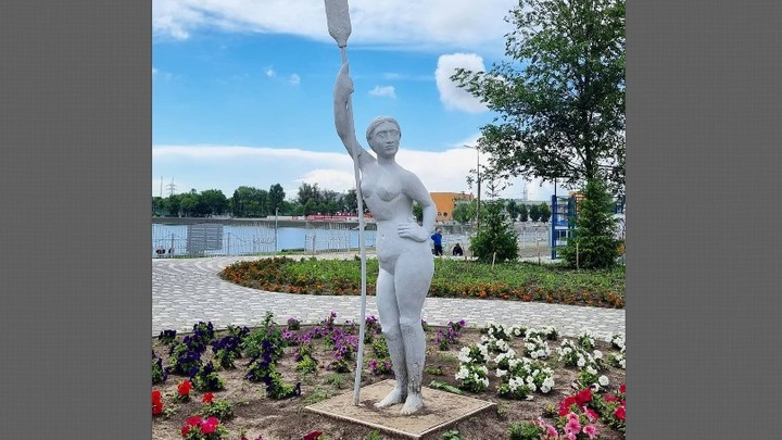 На Гребном канале в Ростове установили статую Девушка с веслом: Сестра воронежской Алёнки