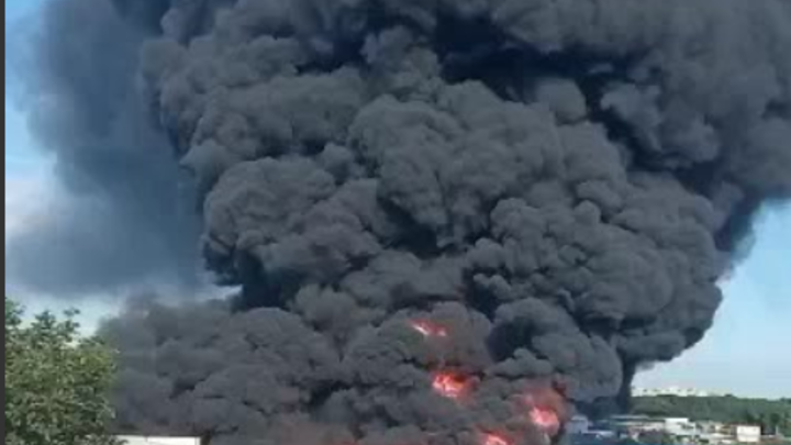 Появилось видео крупного пожара на складе макулатуры в Аксае