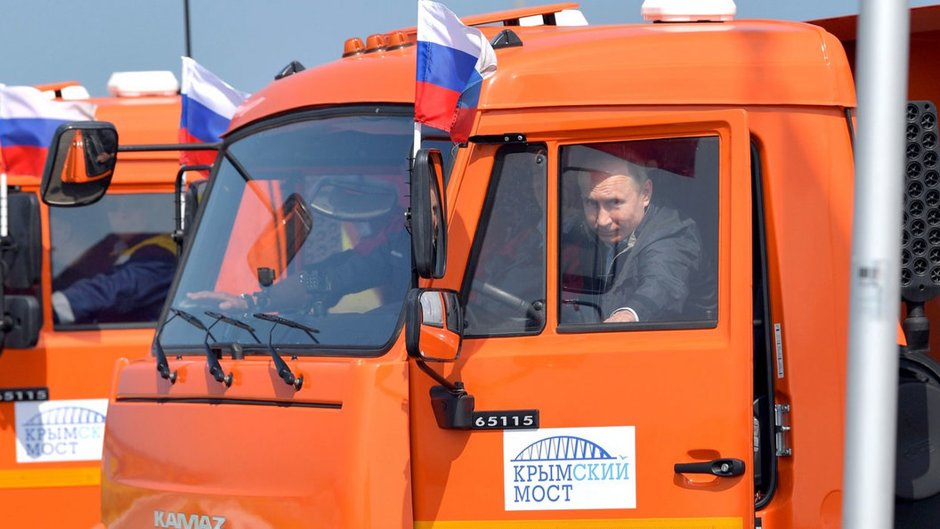 В Крым на грузовике: Западные СМИ обиделись на Путина В Крым на грузовике: Западные СМИ обиделись на Путина