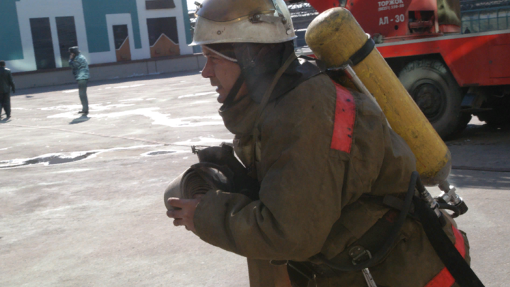 Мощный пожар в самарской многоэтажке: Спасатели вытащили из огня 20 человек