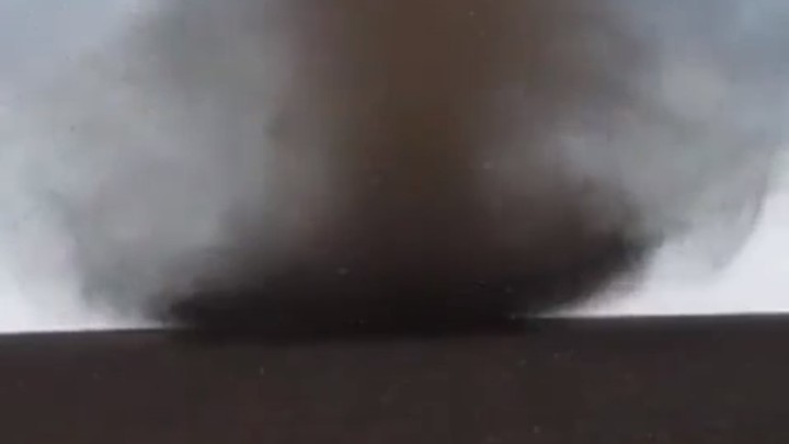 Гигантский смерч из пыли под Белой Калитвой попал на видео