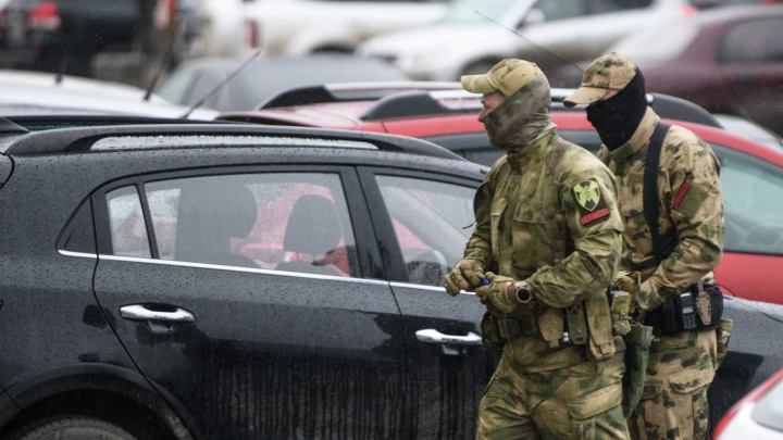 В Москве бойцы СОБР стащили девушку с танцпола во время рейда в клубе