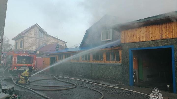 Три частных дома пострадали при пожаре на улице Бакинской в Новосибирске