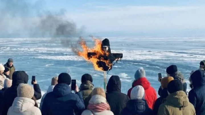 На Байкале сожгли чучело певца Shaman после его поездки на озеро. Видео