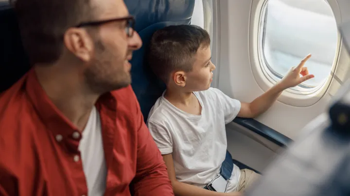 Трагедия в небе: два ребенка выпали из самолета на высоте 8000 метров из-за одной детали