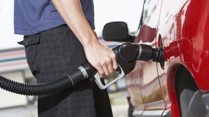 Цены на бензин в России продолжают падать