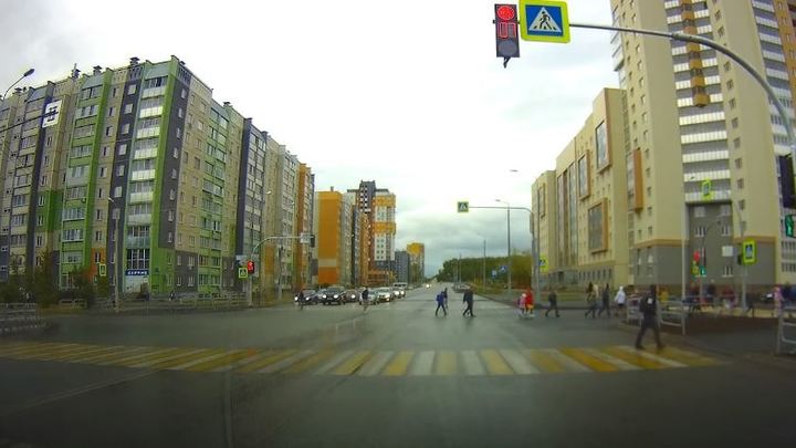 Возле ЖК Ньютон сделали прогрессивный светофор в Челябинске, но есть недочет