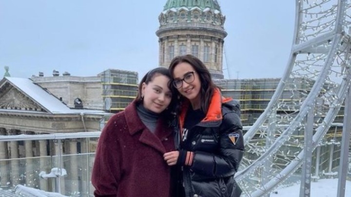 Бузова провела день с мамой в Санкт-Петербурге и даже не в курсе, что «фанаты» ждали ее во Внуково