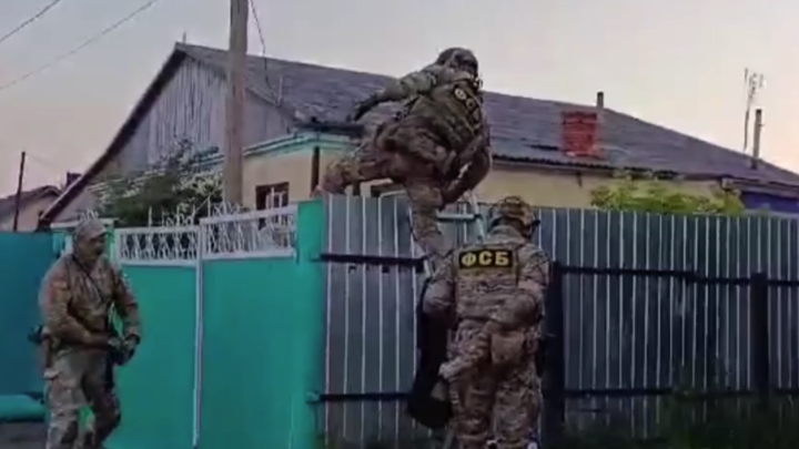 Челябинская ФСБ показала видео, как вломилась в дом к матёрому преступнику