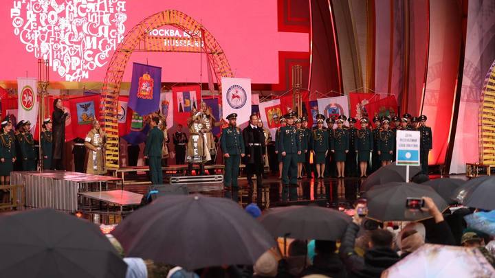Песню о подвиге на СВО «Русский танк Алеша» исполнили в День Якутии на выставке «Россия»