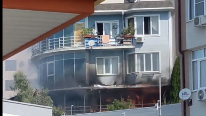 В Сочи возле автозаправки загорелся многоэтажный дом