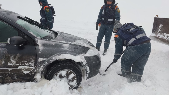 В Самарской области на трассе М-5 Урал из-за метели на трассе застряло 20 автомобилей