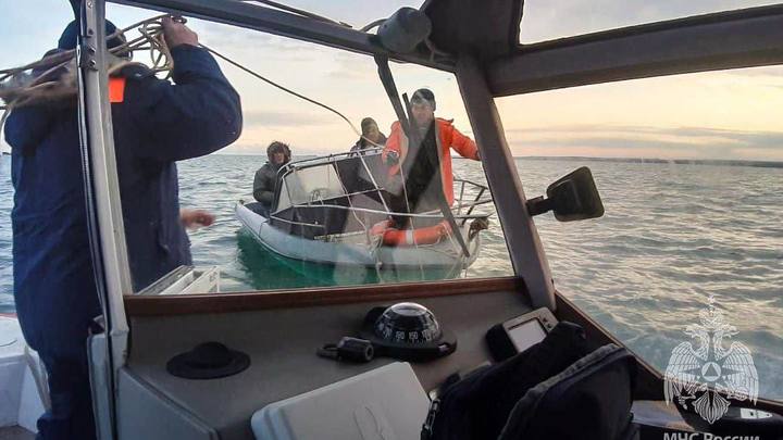 Рыбаки застряли на катере в Керченском проливе из-за сломавшегося двигателя