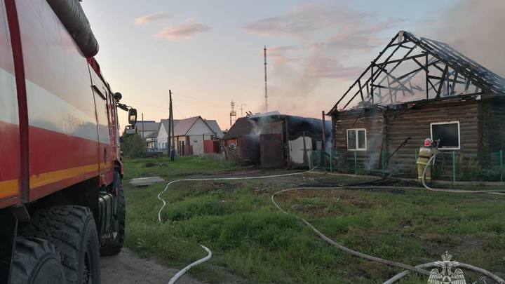 В Новосибирской области многодетная семья лишилась дома из-за пожара