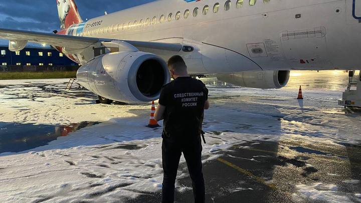 Двигатель самолета SSJ с 87 пассажирами задымился в аэропорту Пулково