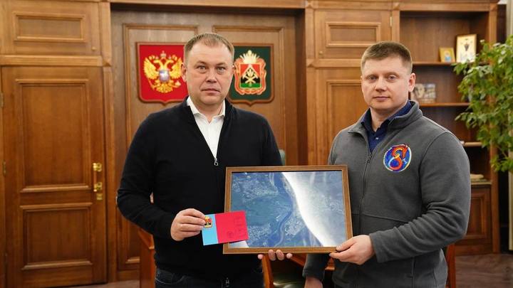 Глава Кузбасса провел встречу с космонавтом Гребенкиным