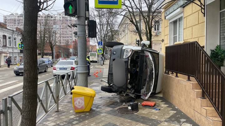 На красный свет: в центре Краснодара опрокинулась Газель