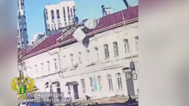 Во Владивостоке упавшая с крыши упаковка утеплителя чуть не убила 15-летнюю девочку