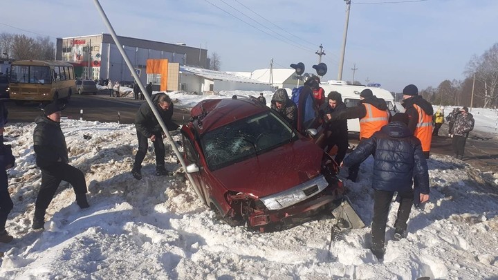 В Ивановской области на переезде «Ласточка» врезалась в автомобиль «Рено»