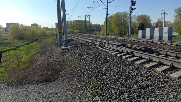 Поезд насмерть сбил 14-летнего подростка в наушниках под Новосибирском