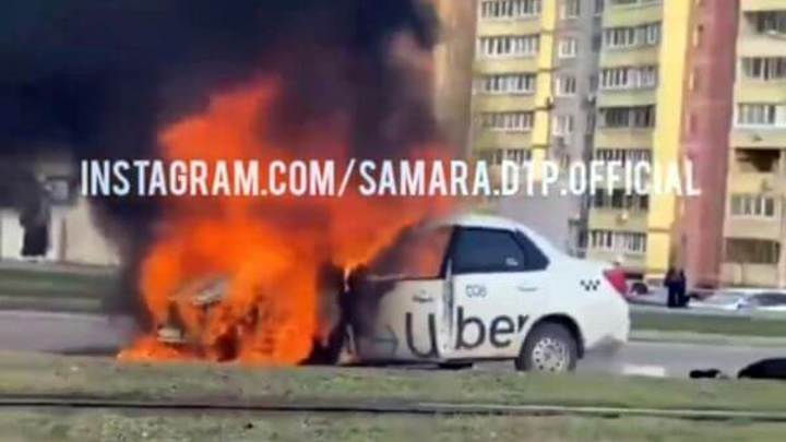 В Самаре сгорел автомобиль такси