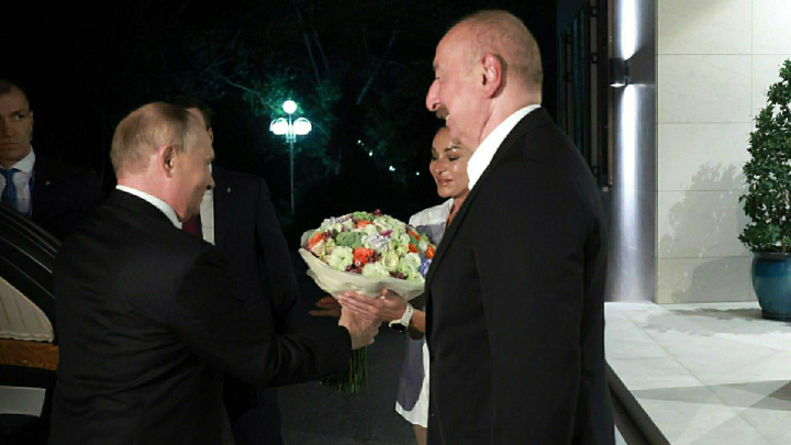 Пашинян увернулся от рукопожатия Лукашенко. Что сделал Алиев? Политолог о неловкой ситуации на саммите ШОС