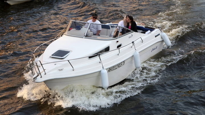 Как Летучий голландец: в Финском заливе плавает катер, считавшийся утонувшим