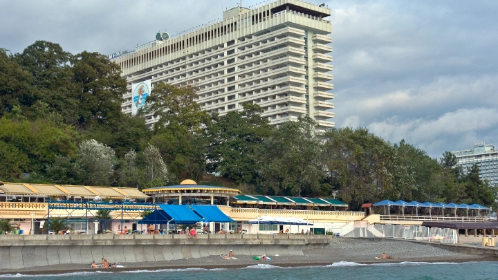 Названа оптимальная сумма, которой хватит для семейного отдыха в России