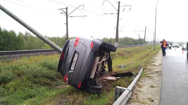 Внедорожник снёс столб и остановил электрички около Бора