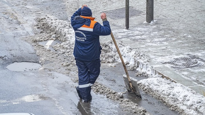 Екатеринбург сковало льдом утром 1 декабря: многие водители не смогли открыть машины