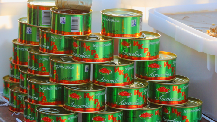 В Шереметьево задержали пассажира с 24 чемоданами красной икры и крабов