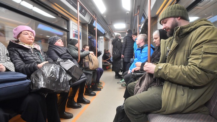 Человек на рельсах перекрыл движение столичного метро