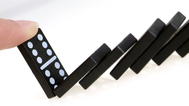 США губит эффект домино. Момент исторической слабости настал