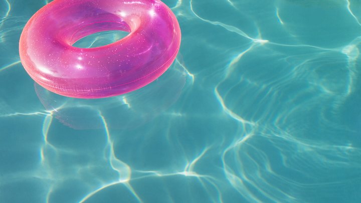 Под Красноярском ребёнок потянулся за игрушкой и утонул в бассейне