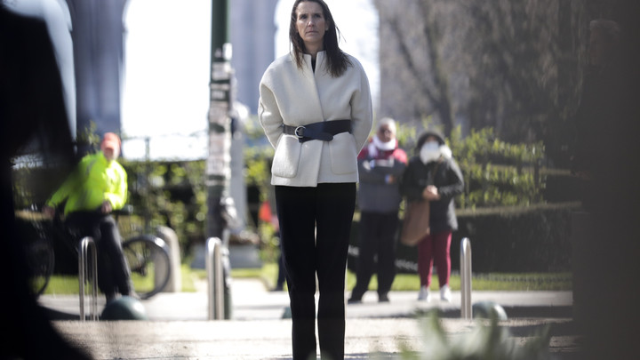 Премьер Бельгии проехала через коридор презрения и позора из медиков