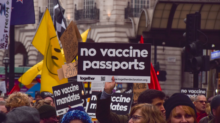 Запад устраивает пандемии пышные проводы. Расстаться с COVID согласны не все