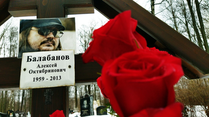 Режиссеру Брат-2 Алексею Балабанову установили памятник на Смоленском кладбище