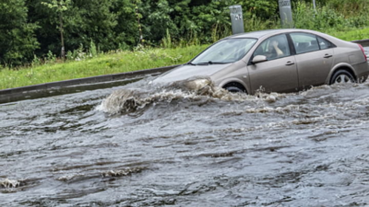 Ураган в Поволжье: Крыши снесло, деревья повалило. Есть жертвы