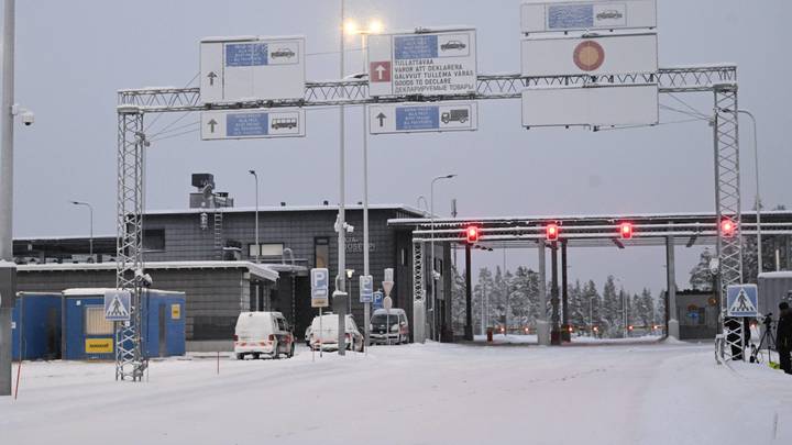 Спокойствие длилось недолго: беженцы на велосипедах съезжаются к границе с Финляндией
