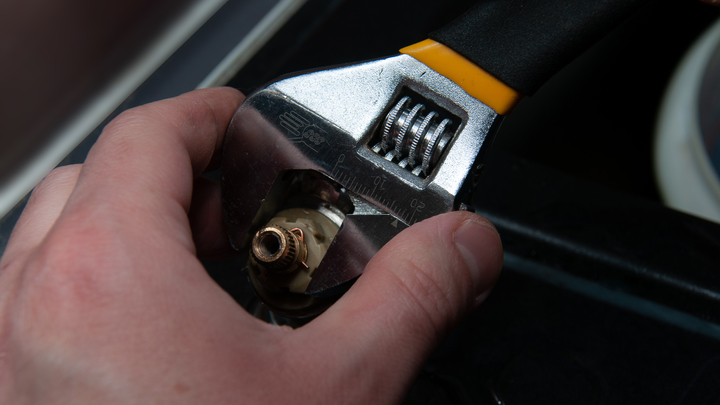 Кирпичи, щётки и тряпки: Авария с душком в самарской школе удивила коммунальщиков