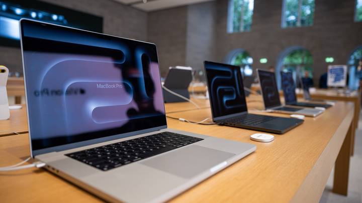 Москвич после решения суда купил три новых MacBook Pro 14 за тысячу рублей