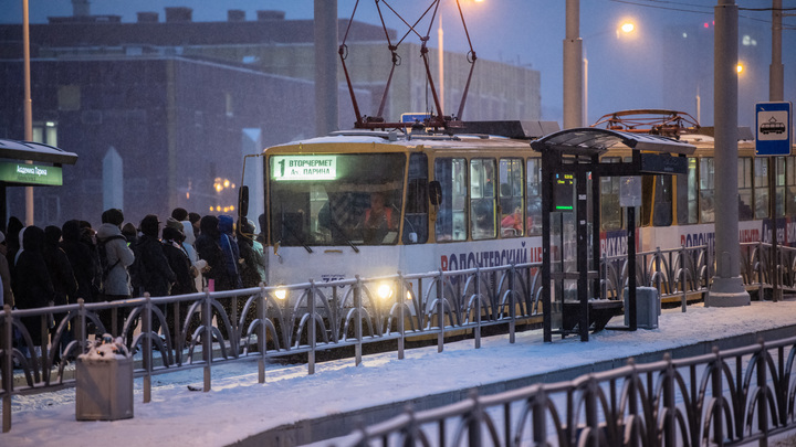 В Екатеринбурге массово сносят остановки общественного транспорта: что происходит?