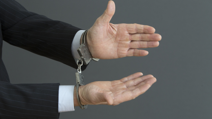 74-летняя женщина за два дня отдала 1,5 миллиона. Ей звонила полиция и Центральный банк