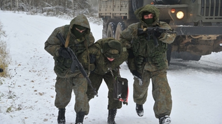 Во время эвакуации жителей Авдеевки двое мужчин помогли нести раненого русского бойца