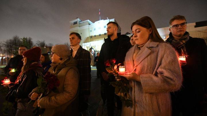 Хатынь повторяется: В Минске несут цветы и лампады к посольству России
